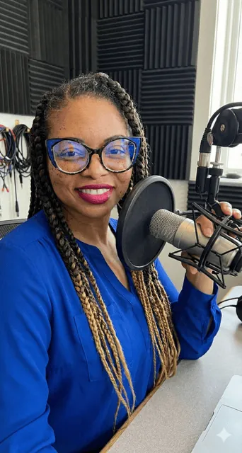 Tenisha at the microphone